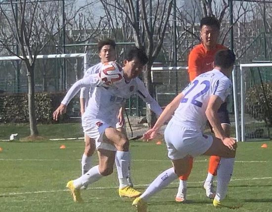 女职员2比2
